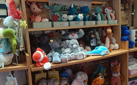 Photo du rayon doudous tout doux dans la boutique Pile et Face à Mirepoix, Ariège