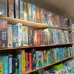 Photo du rayon jeux de société dans la boutique Pile et Face à Mirepoix, Ariège