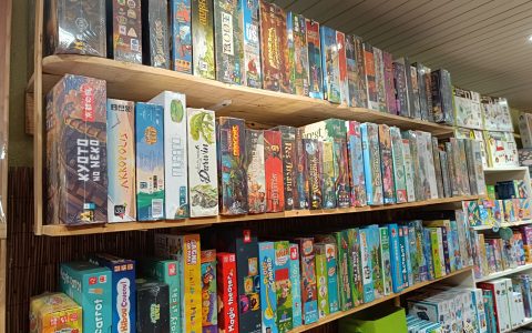 Photo du rayon jeux de société dans la boutique Pile et Face à Mirepoix, Ariège