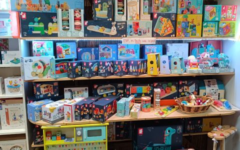 Photo du rayon jouets d’imitation dans la boutique Pile et Face à Mirepoix, Ariège