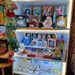 Photo du rayon naissance avec jouets et accessoires pour bébés à la boutique Pile et Face à Mirepoix, Ariège