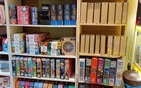 Photo du rayon puzzles variés dans la boutique Pile et Face à Mirepoix, Ariège