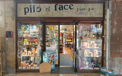 Vitrine de la boutique de jeux et jouet à Mirepoix en Ariège