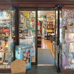 Photo de la vitrine de la boutique Pile et Face à Mirepoix, spécialisée en jeux et jouets en Ariège