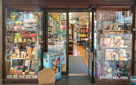 Photo de la vitrine de la boutique Pile et Face à Mirepoix, spécialisée en jeux et jouets en Ariège