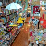 Photo de l’intérieur de la boutique Pile et Face à Mirepoix, ambiance conviviale et accueil chaleureux